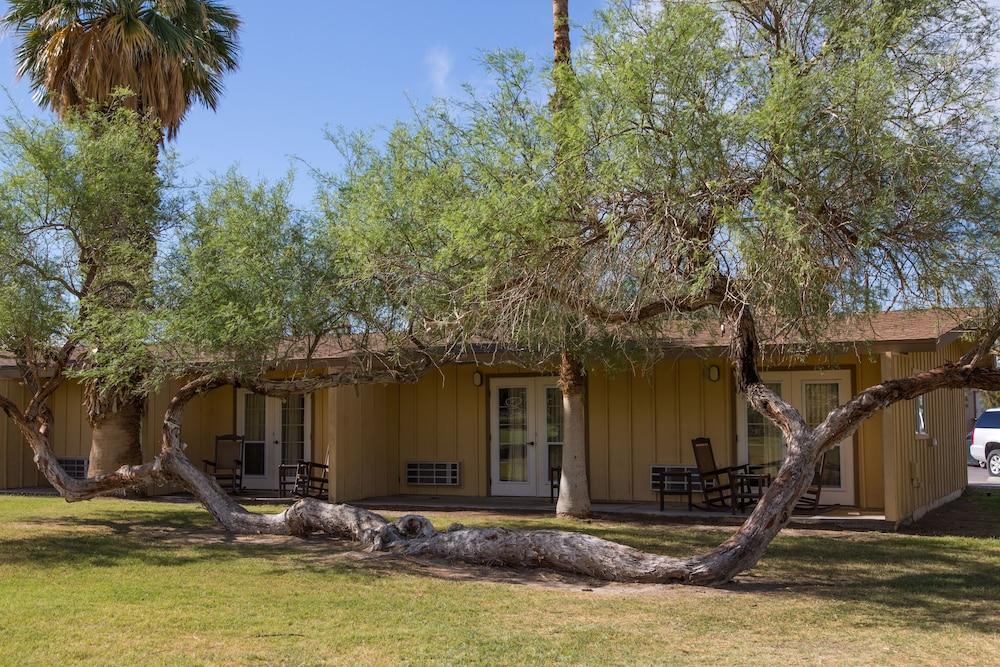 The Inn At Death Valley Bagian luar foto The 1960s-era "Desert Inn" at the Desert View Hotel