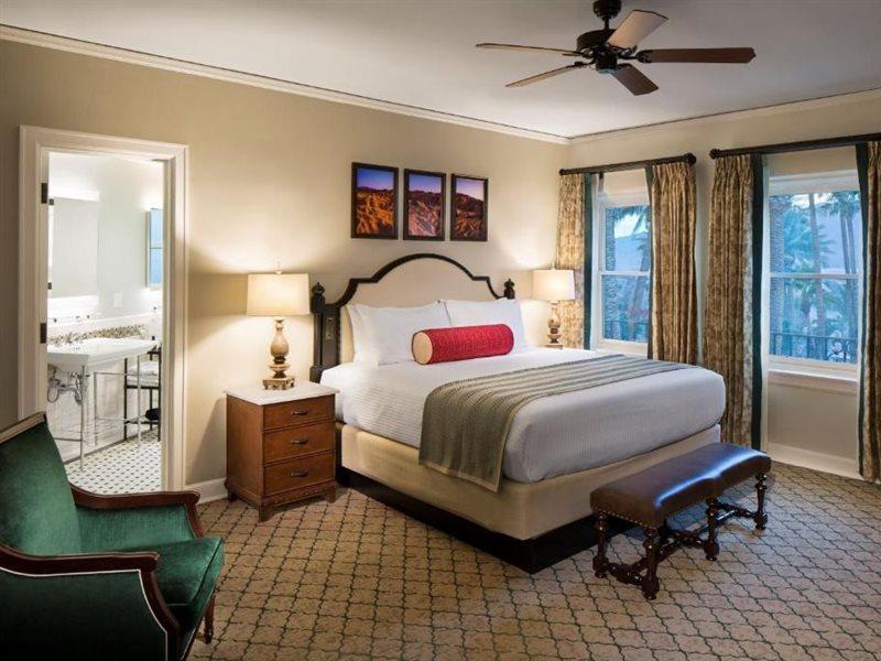 The Inn At Death Valley Bagian luar foto A bedroom at the Inn at Disney's Vero Beach Resort