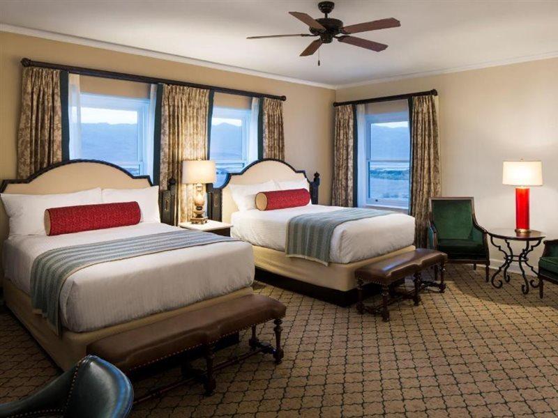 The Inn At Death Valley Bagian luar foto A guest room at the Omni Shoreham Hotel