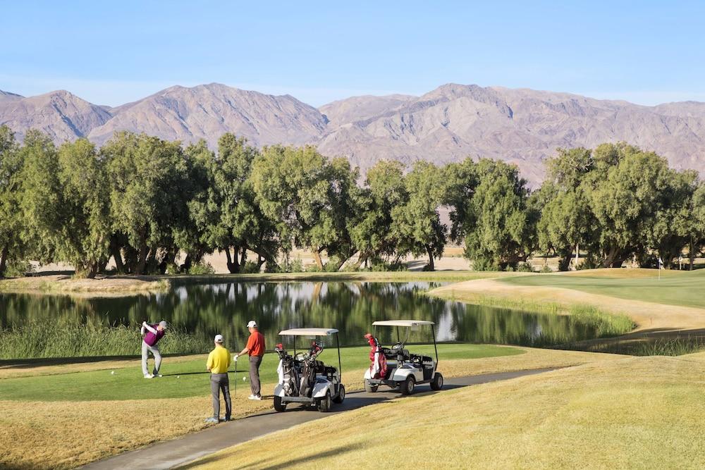 The Inn At Death Valley Bagian luar foto Golfers at the 17th hole