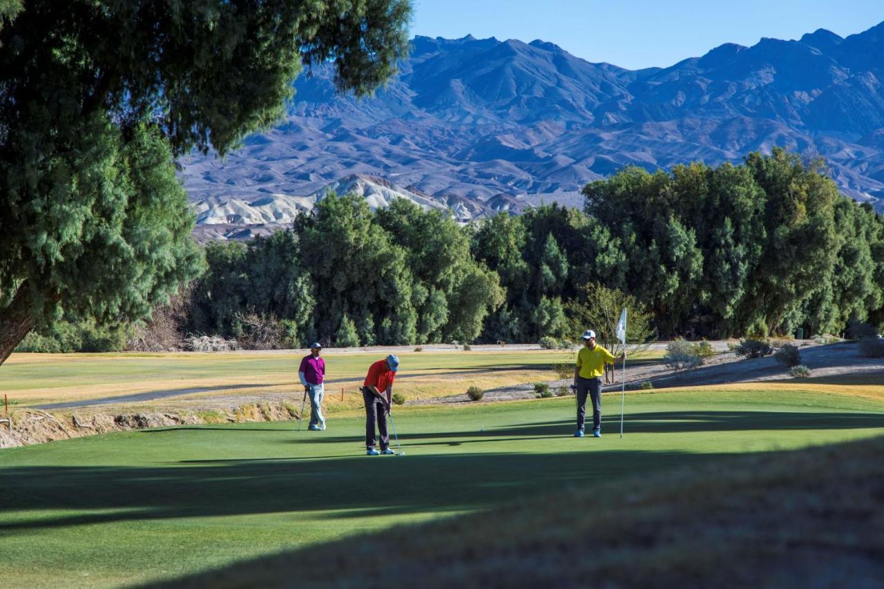 The Inn At Death Valley Bagian luar foto Golfers at the Sun Valley Resort