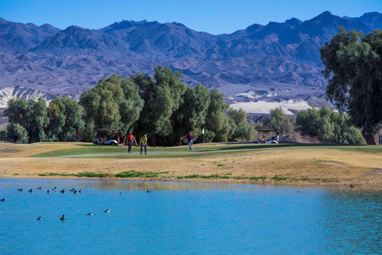 The Inn At Death Valley Bagian luar foto Golfers at the 18th green of the Mountain Shadows Golf Club